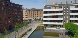 - une vue sur une rivière dans une ville avec des bâtiments dans l'établissement ApartmentInCopenhagen Apartment 625, à Copenhague