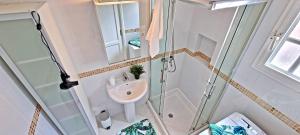 mała łazienka z umywalką i prysznicem w obiekcie Ferienwohnung PALM GARDEN - Costa Calma - Pool - GlasfaserInternet w mieście Costa Calma