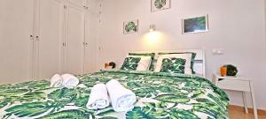 sypialnia z zielonym i białym łóżkiem z poduszkami w obiekcie Ferienwohnung PALM GARDEN - Costa Calma - Pool - GlasfaserInternet w mieście Costa Calma +11 zdjęć