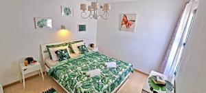 sypialnia z łóżkiem i motylem na ścianie w obiekcie Ferienwohnung PALM GARDEN - Costa Calma - Pool - GlasfaserInternet w mieście Costa Calma