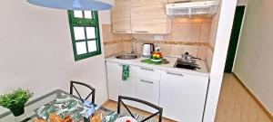 Kuchnia lub aneks kuchenny w obiekcie Ferienwohnung PALM GARDEN - Costa Calma - Pool - GlasfaserInternet