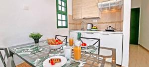 Kuchnia lub aneks kuchenny w obiekcie Ferienwohnung PALM GARDEN - Costa Calma - Pool - GlasfaserInternet