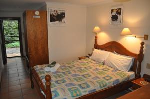 um quarto com uma cama num quarto com uma janela em The Fig Tree B&B em Baudin Beach