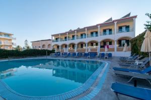 un hotel con piscina di fronte a un edificio di Club Zante Plaza a Laganas