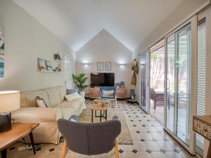 ein Wohnzimmer mit Sofa und Tisch in der Unterkunft Bungalow Maspalomas Leticia in Maspalomas