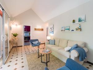 ein Wohnzimmer mit einer Couch und zwei Sesseln in der Unterkunft Bungalow Maspalomas Leticia in Maspalomas