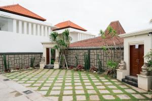 a courtyard of a house with a fence at Musa Canggu in Canggu +62 photos