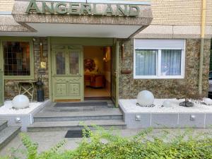 a house with a green door and a window at Hotel Angerland Garni in Ratingen