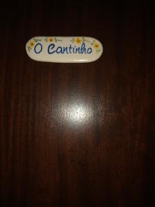 una mesa de madera con una señal de aania en la parte superior en Casa do Canto en Vila Nova de Milfontes