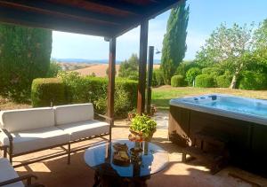 Bazén v ubytovaní Casa Bianca gorgeous Tuscan home Crete Senesi, Siena alebo v jeho blízkosti