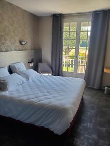 Postel nebo postele na pokoji v ubytování L'Auberge