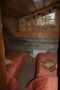 a room with two beds in a log cabin at Viprakka in Levi