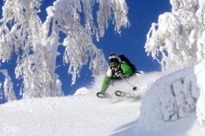 een persoon is aan het skiën op een sneeuw bedekte helling bij Viprakka in Levi