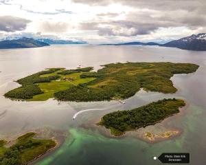 una isla en medio de un gran cuerpo de agua en Tranøya, en Tranøya