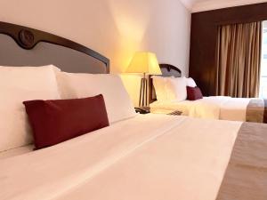 Voodi või voodid majutusasutuse Grand Darul Makmur Hotel Kuantan toas