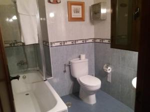 A bathroom at Casa Rural las Escuelas I