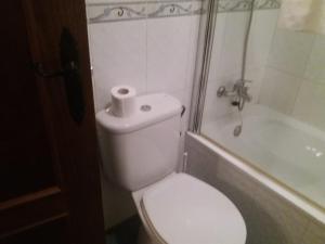 A bathroom at Casa Rural las Escuelas I