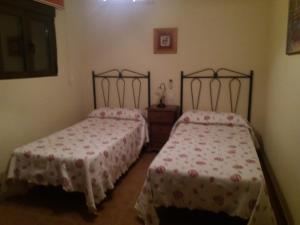 A bed or beds in a room at Casa Rural las Escuelas I