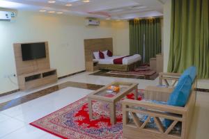 - un salon avec un canapé et une télévision dans l'établissement Al Farhan Qurtuba, à Riyad