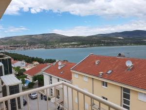 un balcón con vistas a un cuerpo de agua en Apartment Quattro en Trogir