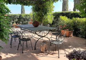 Vonkajšia záhrada v ubytovaní Casa Bianca gorgeous Tuscan home Crete Senesi, Siena