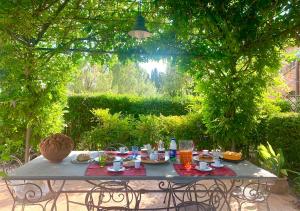 Vonkajšia záhrada v ubytovaní Casa Bianca gorgeous Tuscan home Crete Senesi, Siena