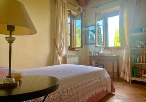 Posteľ alebo postele v izbe v ubytovaní Casa Bianca gorgeous Tuscan home Crete Senesi, Siena