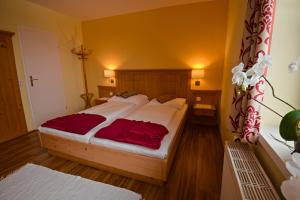 سرير أو أسرّة في غرفة في Alpenhotel Enzian