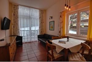 TV a/nebo společenská místnost v ubytování Alpenhotel Enzian