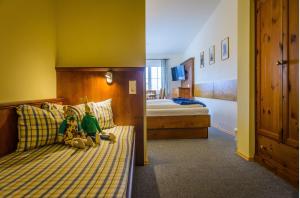 سرير أو أسرّة في غرفة في Alpenhotel Enzian
