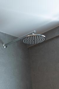 cabezal de ducha en el techo de una habitación en The Residences Kalamata, en Kalamata