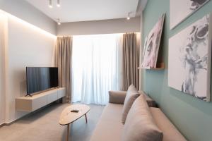 TV a/nebo společenská místnost v ubytování The Residences Kalamata