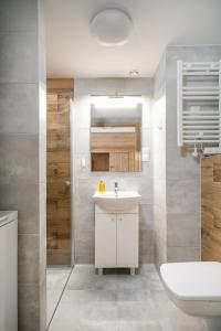 Kúpeľňa v ubytovaní RentPlanet - Apartamenty Zarembowicza II + 37 fotografií