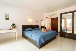 um quarto com uma cama com duas bolas em Pennaung Resort em Bung Kan