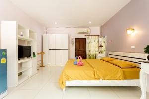 een slaapkamer met een bed met een knuffeldier erop bij Pennaung Resort in Bung Kan