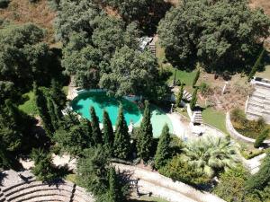 una vista aérea de una piscina en un jardín en Los Pilares de Ronda Boutique & Hotel, en Ronda