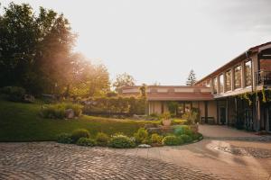 una casa con un jardín delante de ella en Stará střelnice Hranice en Hranice