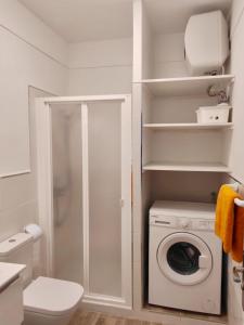 巴列格蘭雷的住宿－APARTAMENTO en PLAYA CALERA，一间带卫生间和洗衣机的浴室