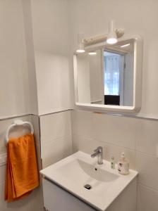 a bathroom with a sink and a mirror at APARTAMENTO en PLAYA CALERA in Valle Gran Rey