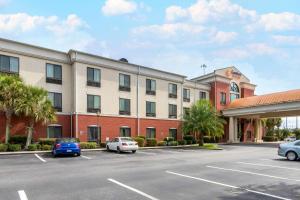 um hotel com carros estacionados num parque de estacionamento em Comfort Suites Savannah North em Port Wentworth