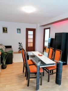 comedor con mesa y sillas en Lend apartment en Miercurea-Ciuc