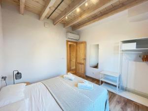 A bed or beds in a room at Apartamentos Biopasivos Living Pura Madera