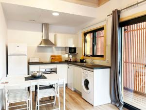 A kitchen or kitchenette at Apartamentos Biopasivos Living Pura Madera