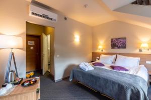 Postel nebo postele na pokoji v ubytování Hotel Sigulda