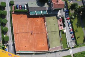 una vista aérea de una pista de tenis con coches aparcados en Stará střelnice Hranice en Hranice