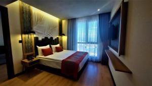 um quarto de hotel com uma cama e uma janela em BURSA KOZA HOTEL em Bursa