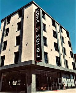 um edifício com uma placa na frente dele em BURSA KOZA HOTEL em Bursa