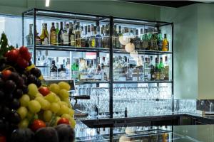 un bar con muchas botellas y vasos en Antares Hotel Concorde, BW Signature Collection by Best Western en Milán