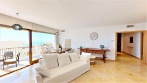 マルベーリャにあるLomas de los Monteros - Apartment with seaviewsのリビングルーム(白いソファ、テーブル付)