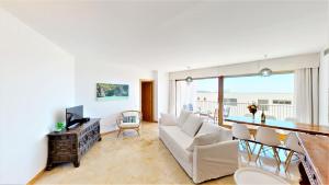 A television and/or entertainment centre at Lomas de los Monteros - Apartment with seaviews